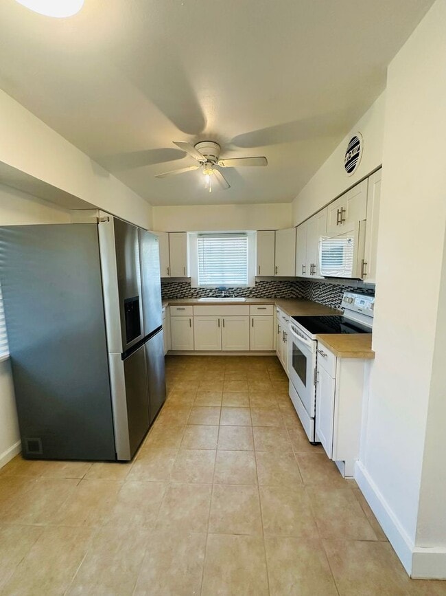 Building Photo - Updated 2bdrm 1 bath house  walking distan...
