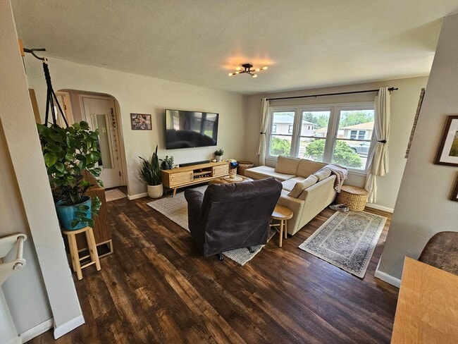 Building Photo - 2 Bed, 1 Bath Unit in Ivy Wild!!