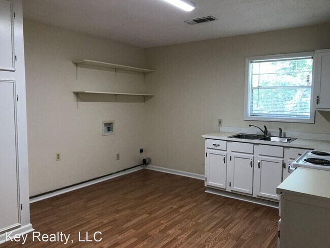 Building Photo - 3 br, 1.5 bath House - 109 Bell Rd.