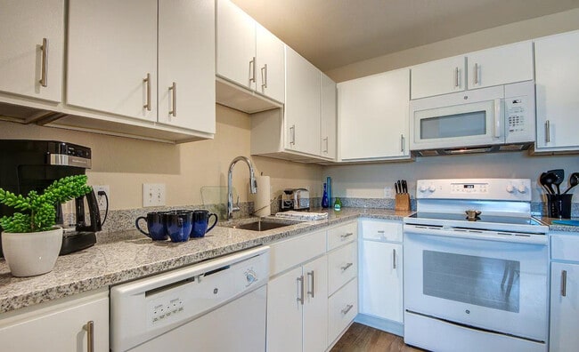 Building Photo - 2210 N Glenville Dr