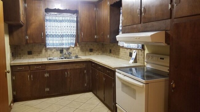 Building Photo - Charming 3BR / 1.5 BA Available for Rent!
