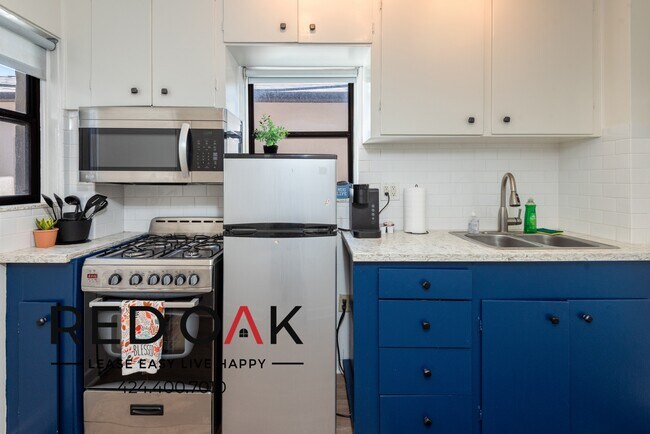 Foto del edificio - Luxurious, Furnished Studio with Private D...