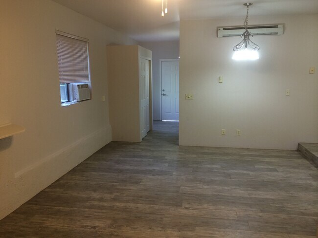 Foto del edificio - 390 Fairway Oaks Dr