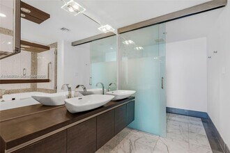 Building Photo - 200 Biscayne Blvd Way