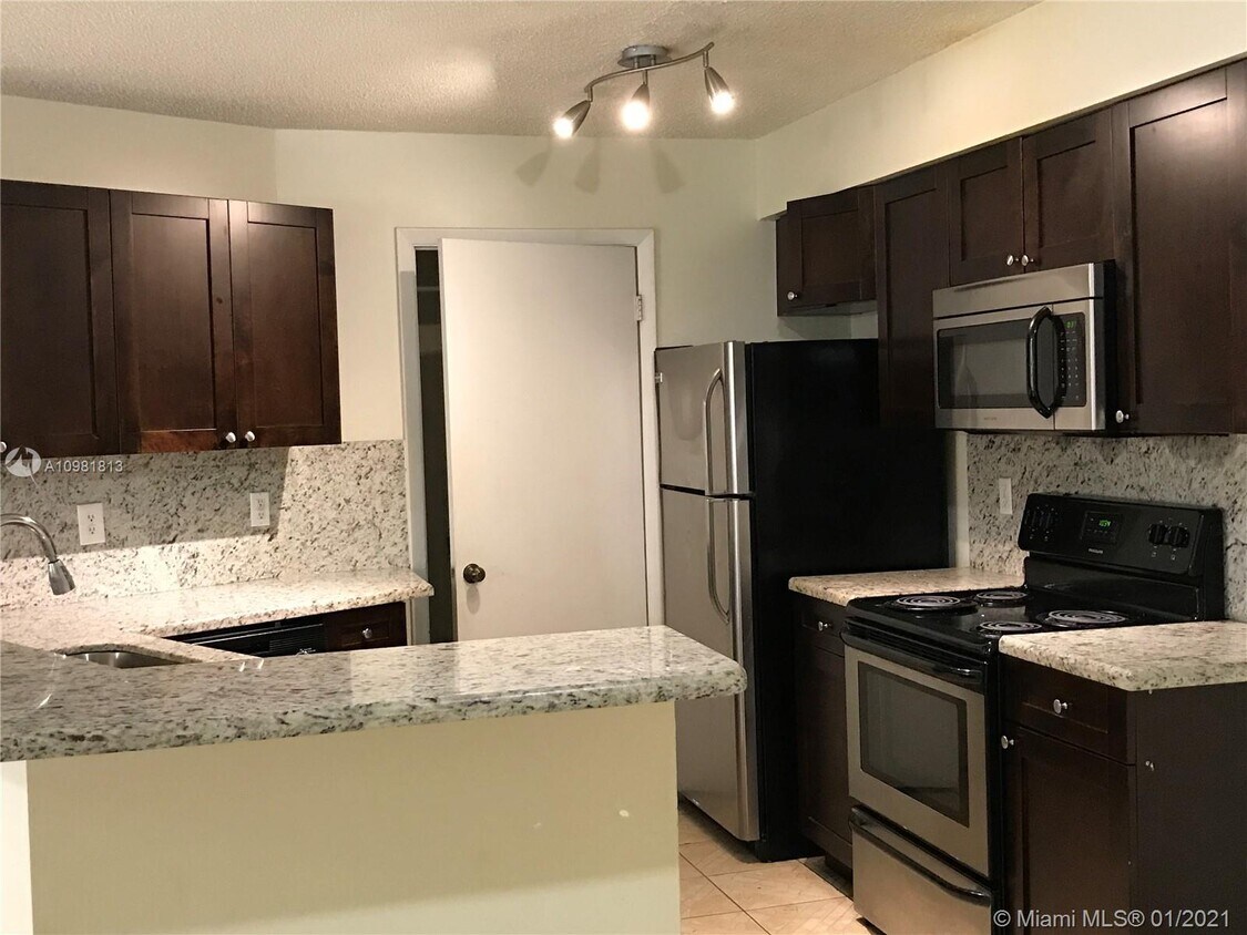 Foto principal - 9999 Summerbreeze Dr