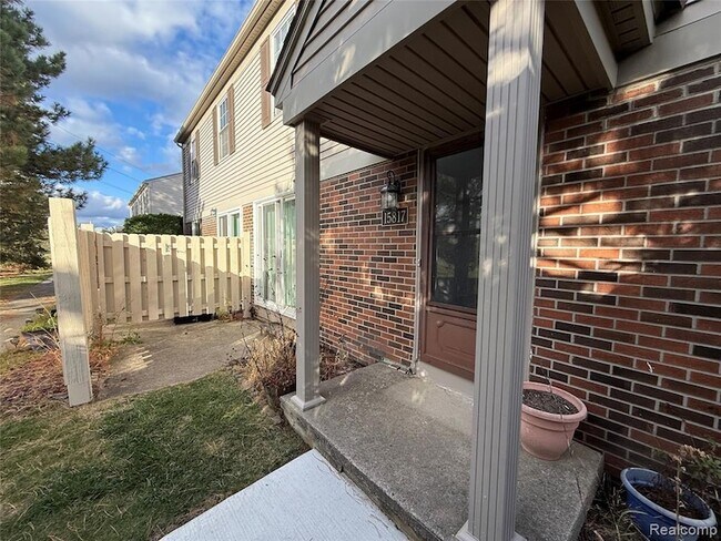 Foto del edificio - 15817 Charleston Dr