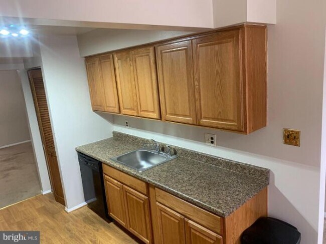Building Photo - 6832 Clowser Ct