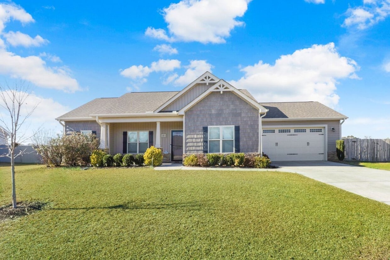 Foto principal - CHARMING ROSEWOOD HOME! 3 BR 2 BA w/ FENCE...