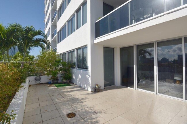 Foto del edificio - 7929 West Dr