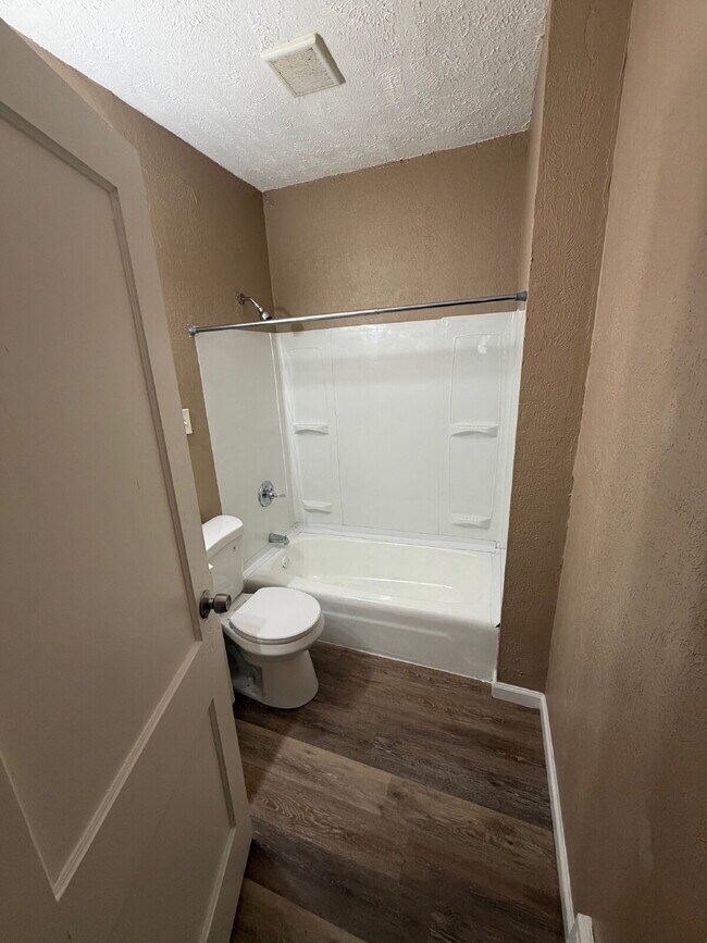 Building Photo - Must See Upper Unit