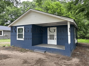 Building Photo - 1023 Hughes St
