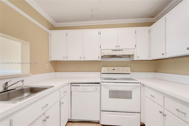 Building Photo - 9682 Fontainebleau Blvd