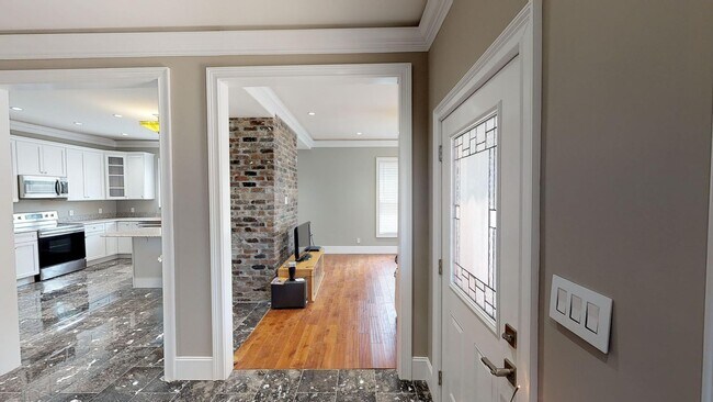Building Photo - 7BR/5BA Victorian Near UTK | Greek Life & ...