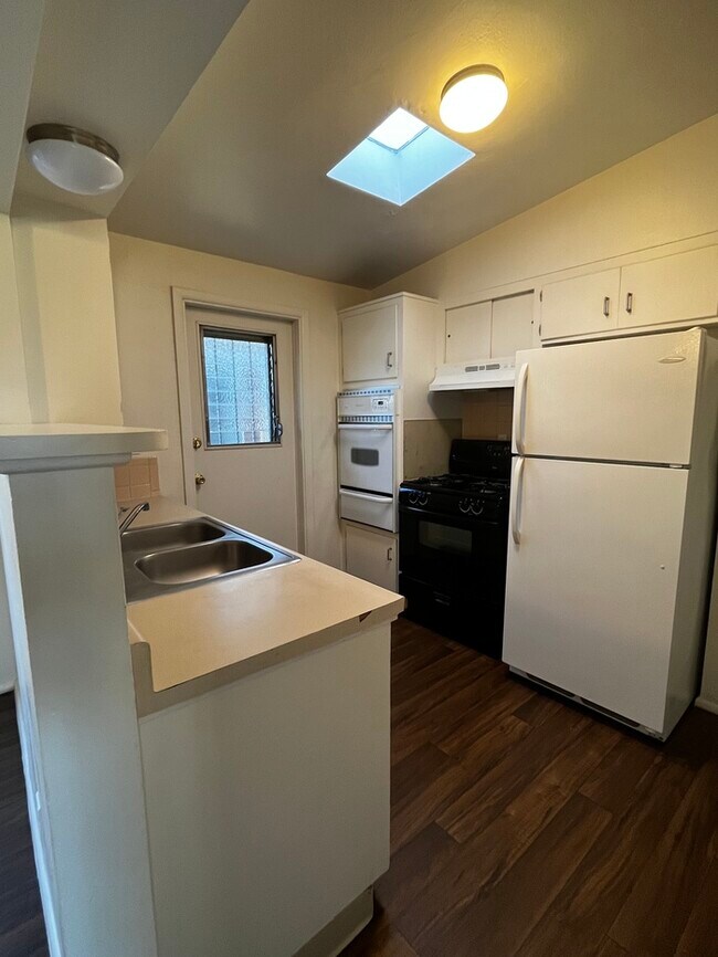 Foto del edificio - 2 bed two bath, with small yard. Near U of A