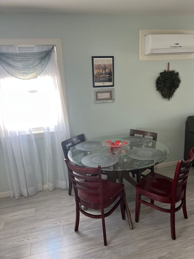 Building Photo - Bight and airy FURNISHED 1 bedroom apartment