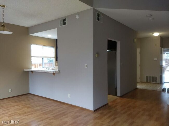 Foto del edificio - 5583 Civic Terrace Ave