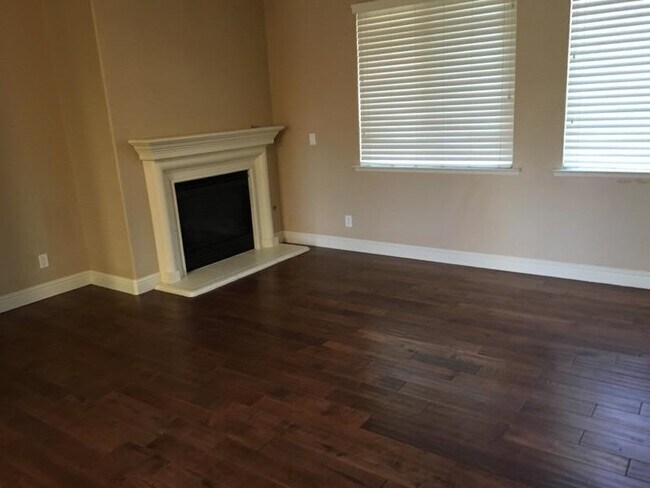Building Photo - 5771 N Torrey Pines Ave
