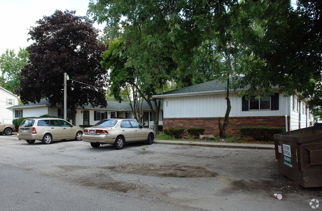 Primary Photo - 5966 Roseland Ave