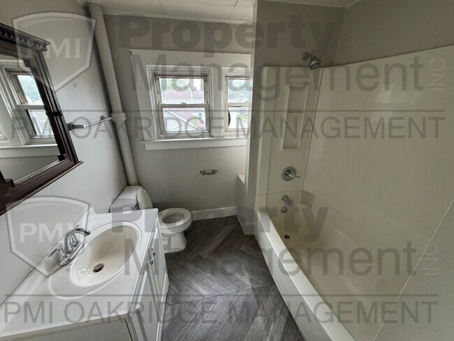 Foto del edificio - Upper 1 Bedroom 1 Bath Apartment