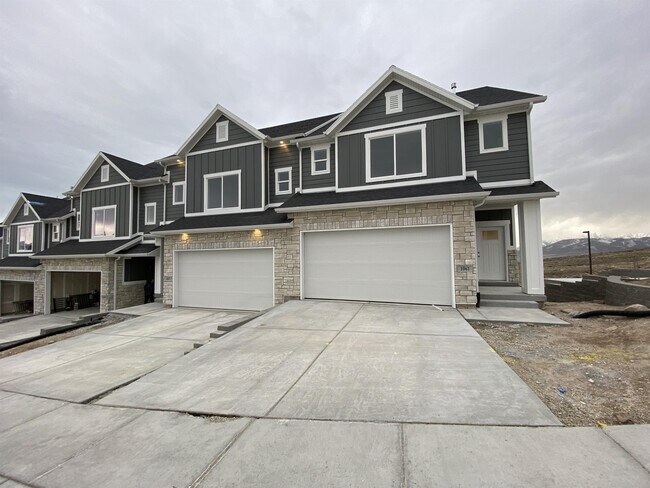 Building Photo - 1057 W Vista Ridge Dr