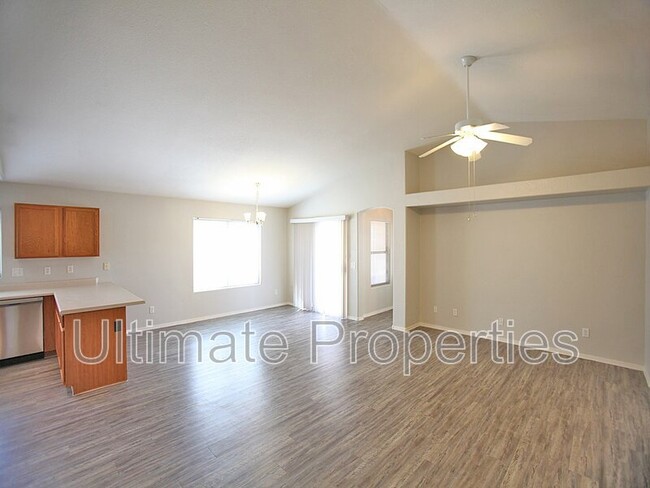 Foto del edificio - 13345 W Port Royale Ln