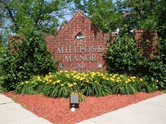 Fotografía del edificio - Millpond Manor