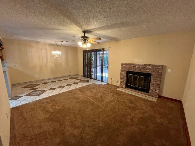 Building Photo - Lovely Home Available Now!