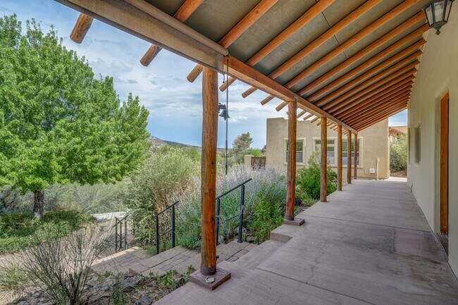 Building Photo - 2 Bedroom plus Office in Main House & Stud...