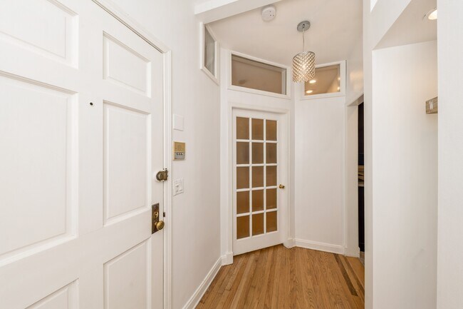 Building Photo - 1327 W Addison St