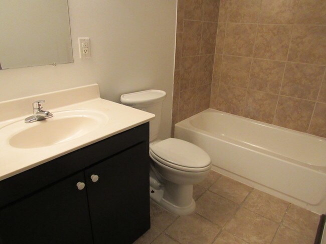 Building Photo - *SELF SHOW AVAILABILITY* 302 E Walnut #C