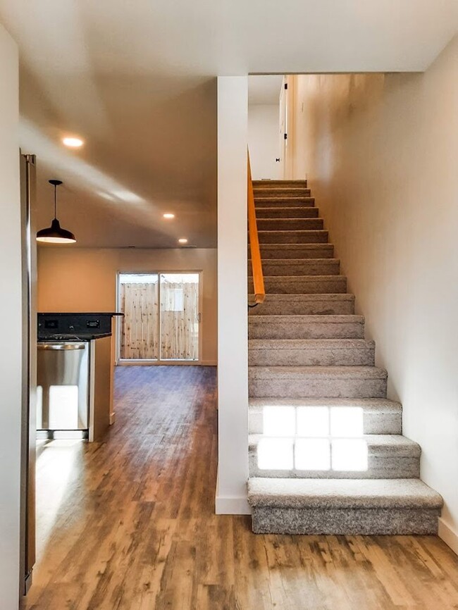 Building Photo - 2 BED/ 1.5 BATH TOWNHOME