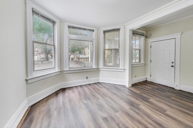 Building Photo - 2142 W Rosemont Ave