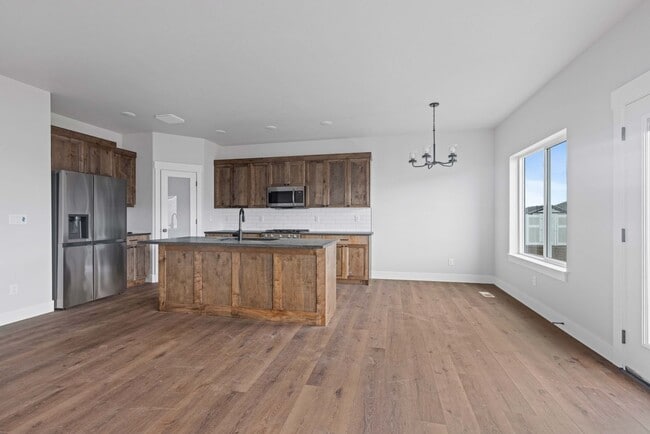 Building Photo - Modern 5 Bed, 4 Bath Twin Home in Sugar City!