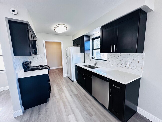 Building Photo - 1076 Hermosa Dr