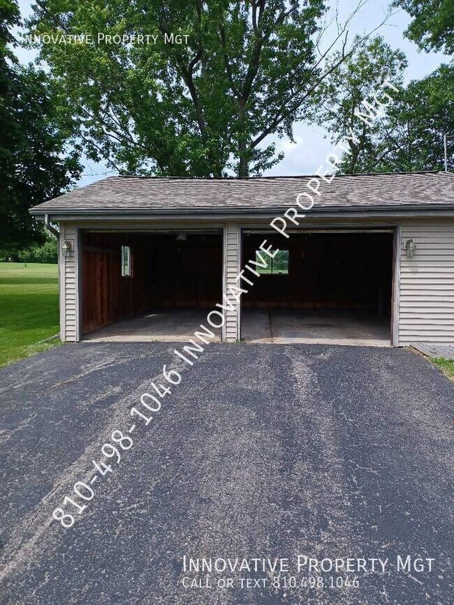 Building Photo - 3 Bedroom, 2 bath large lot and 2.5 car ga...