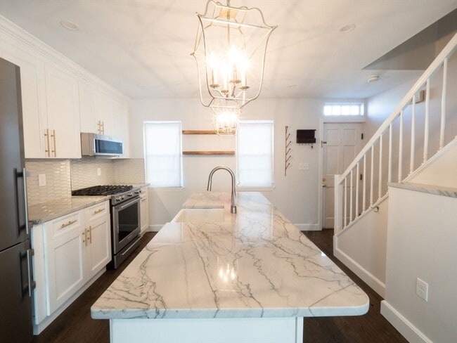 Building Photo - 210 Third St