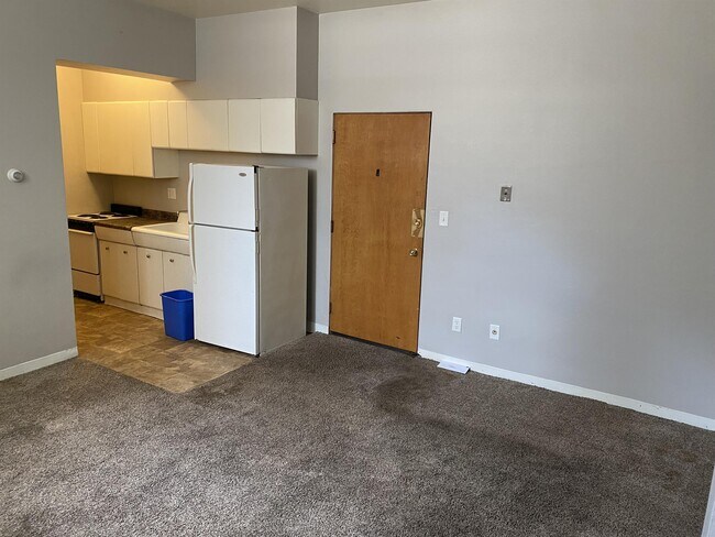 Building Photo - 404 7th St S