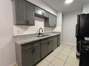 Building Photo - 8034 Antoine Dr