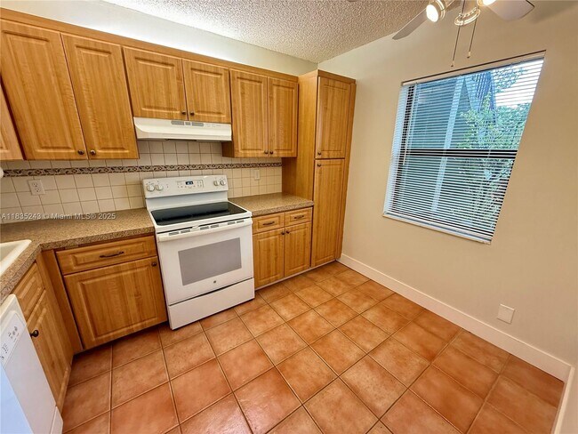 Building Photo - 3864 Carambola Cir N