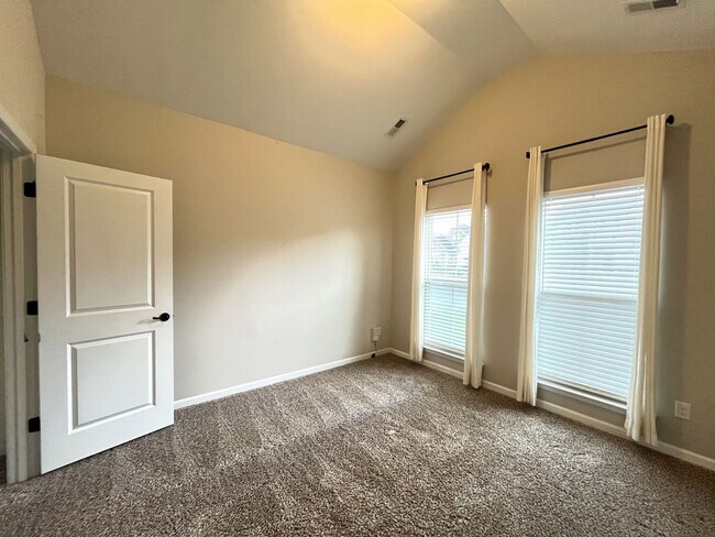 Foto del edificio - Stylish 3-Bed Home with Bonus Room & Priva...