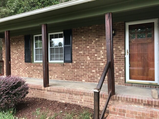Building Photo - Available Now! Spacious 5 bedroom home clo...