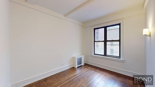 Building Photo - 140 W 55th St