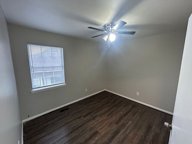 Building Photo - Cozy 2-Bedroom Home in a Prime Location / ...
