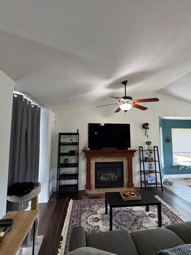 Foto del edificio - Please View 3D Virtual Walk-Through Before Scheduling a Showing
