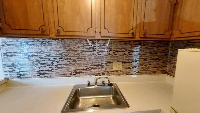 Building Photo - 186 E Norwich Ave