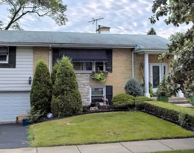 Building Photo - 7641 S Oconto Ave