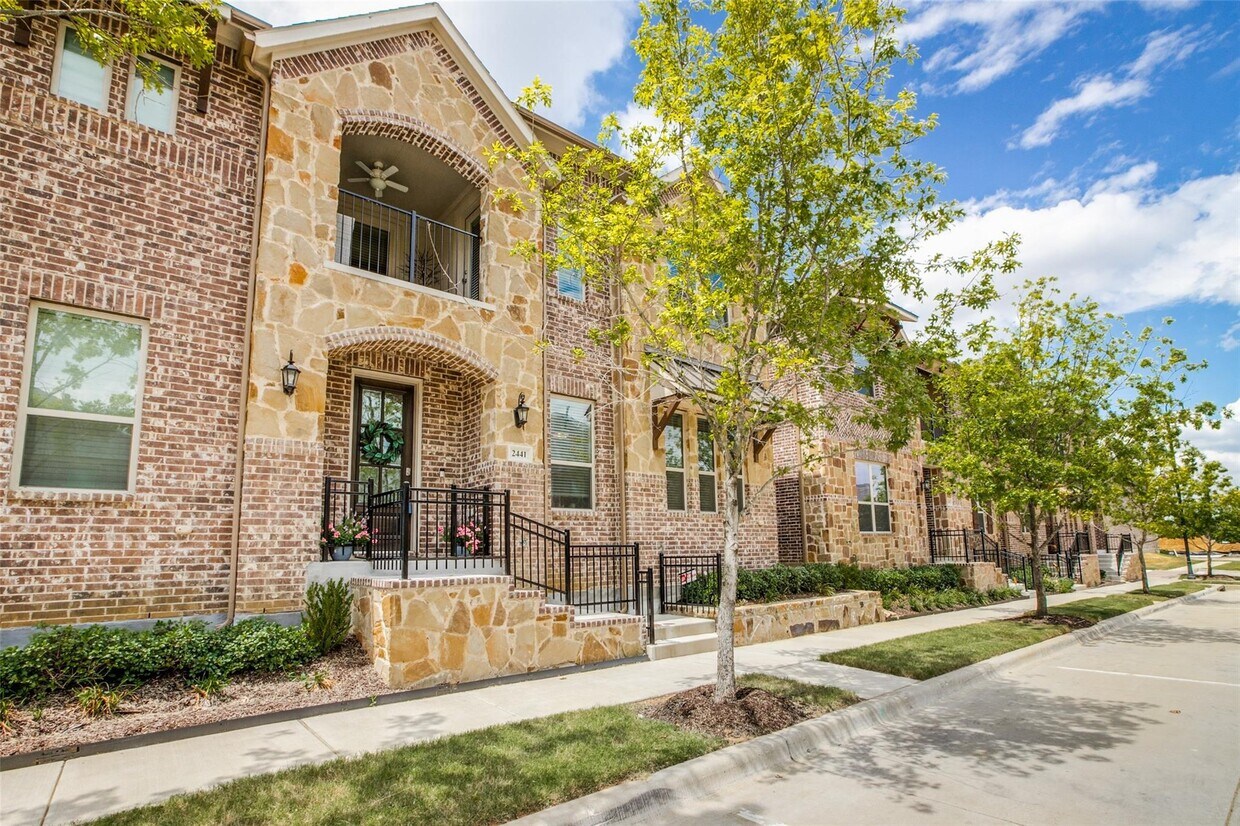 Primary Photo - 2441 Gramercy Park Dr