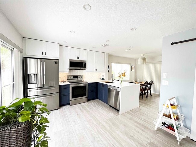 Foto del edificio - 9832 NW 9th Ct