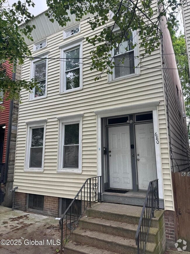 Building Photo - 680 State St