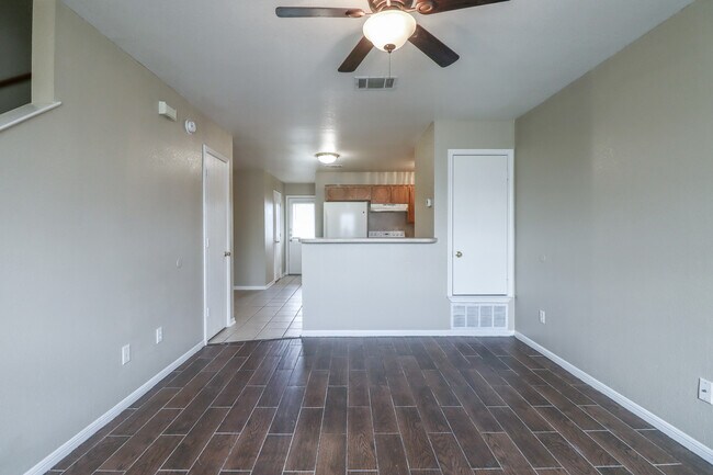 Building Photo - 807 Leifester Cir